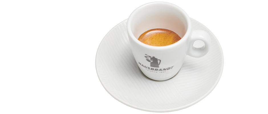 Nach dem Rösten wird der Kaffee im Analyselabor erneut einer Reihe von Kontrollen unterzogen, darunter die Beurteilung der Farbe und selbstverständlich wird der Kaffee auch probiert.