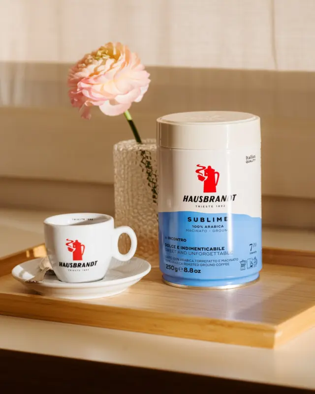 ☕ Un blend nobile, fiero, raffinato. Sublime è il caffè che porta a casa tua un’esperienza di gusto elegante, già raccontata dal design della confezione: l’azzurro tenue e sofisticato, esprime fin da subito la delicatezza e il carattere di un caffè pensato per i palati più esigenti.
Il barattolo in grani presenta una valvola di degasaggio sul fondo che permette di confezionare il caffè subito dopo la tostatura. Un dettaglio tecnico che custodisce tutta la freschezza e l’aroma del caffè appena fatto, per un’esperienza sempre intensa e autentica.

#Hausbrandt #Sublime