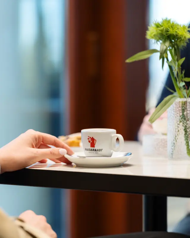☕ Pausa caffè. Quel piccolo intervallo che interrompe il ritmo, riporta l’attenzione a sé stessi, crea connessioni.
Può essere fatta da soli o in compagnia, in silenzio o tra due risate, dopo pranzo oppure per spezzare la mattinata. Qual è la tua pausa caffè preferita?

#Hausbrandt #PausaCaffè #CoffeeTime #Caffè #CoffeeLovers #CaffèHausbrandt
