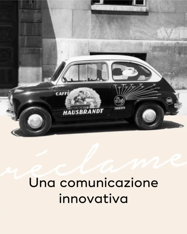 ☕ Correva l’anno 1910, e le prime réclame del brand raccontavano, con stile e calore, la quotidianità di un gesto semplice e prezioso: gustare un caffè insieme.

Due nonnetti sorridenti, colori scelti con cura, una scena domestica che parlava direttamente al cuore ritratta nei prodotti, nei cartelloni e persino nei mezzi aziendali. In un’epoca in cui la pubblicità muoveva i primi passi, Hausbrandt sceglieva già di distinguersi con creatività e visione. 
Era già chiaro, anche allora, che l'obiettivo non fosse solo vendere caffè ma raccontare un’emozione, un rituale di condivisione senza tempo.

Più di un secolo dopo, quello spirito vive ancora in ogni tazza.
Perché alcune cose non passano mai di moda. ❤️

#Hausbrandt #Storia #Réclame #PausaCaffè #CoffeeTime #Caffè #CoffeeLovers #CaffèHausbrandt