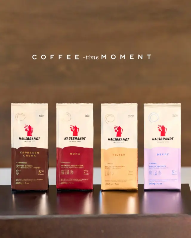 Quattro emozioni, quattro modi di vivere il caffè.
Il packaging della nuova linea Soft Pack Hausbrandt racchiude l’anima di ogni miscela in un design elegante e colorato, pensato per custodire aromi e intensità.
𝗘𝘀𝗽𝗿𝗲𝘀𝘀𝗼 𝗖𝗿𝗲𝗺𝗮 – Corposo e deciso, con note di pane tostato, tabacco e frutta secca.
𝗠𝗼𝗸𝗮– Intenso e persistente, ricorda la dolce fragranza dei biscotti appena sfornati.
𝗙𝗶𝗹𝘁𝗲𝗿– Equilibrato e morbido, con sfumature di miele e frutta secca, perfetto per le estrazioni lente.
𝗗𝗲𝗰𝗮𝗳 – Vellutato e delicato, con profumi fruttati e nuance di cioccolato, da gustare in ogni momento della giornata.
Quattro identità, un unico filo conduttore: trasformare il "Coffee-𝑡𝑖𝑚𝑒 moment" in un rituale autentico, capace di unire estetica e piacere sensoriale. ☕

#FreshlyPacked #FlavorLock #Hausbrandt #ACoffeeTimeMoment