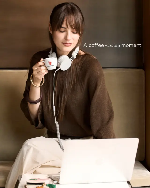 A coffee-loving moment.
Un invito a chi ama il caffè in tutte le sue forme, a chi ne custodisce il rito e ne ricerca ogni sfumatura.

Ogni miscela Hausbrandt racchiude aromi, sapori e suggestioni che trasformano un gesto quotidiano in un’esperienza sensoriale autentica.
Il nuovo Soft Pack, con il suo design elegante e i colori caldi e avvolgenti, accompagna ogni coffee lover nella scelta della miscela più vicina al proprio stile, rendendo unico ogni attimo di degustazione.

Un “Coffee-time moment” dedicato a chi ama vivere l’esperienza del caffè nella sua forma più pura.

#ViaggioNelCaffè #CoffeeJourney #Hausbrandt #ACoffeeTimeMoment