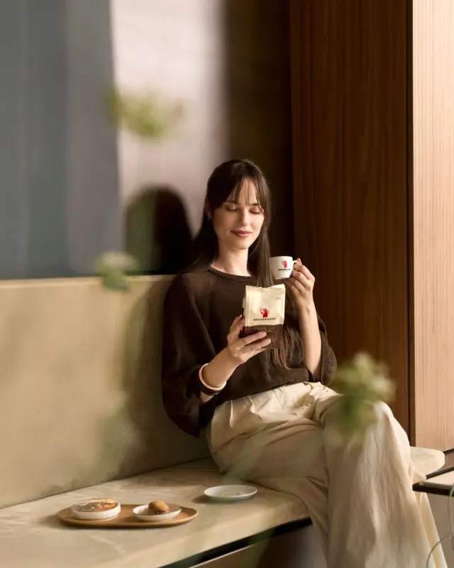“A coffee-time moment” un packaging che racconta un viaggio, una vera mappa di lettura del caffè. Al suo interno custodisce l’eccellenza, all’esterno guida la scoperta, potrai leggere, per ogni caffè, il suo profilo sensoriale, le note aromatiche, le aree di origine, conoscere il corpo e il livello di intensità e le icone ti diranno il metodo di preparazione per ogni singola miscela. È così che ogni confezione diventa un invito a esplorare il caffè in tutte le sue sfumature, per un’esperienza che inizia ancora prima dell’assaggio.

#ViaggioNelCaffè #BrewingGuide #Hausbrandt #ACoffeeTimeMoment