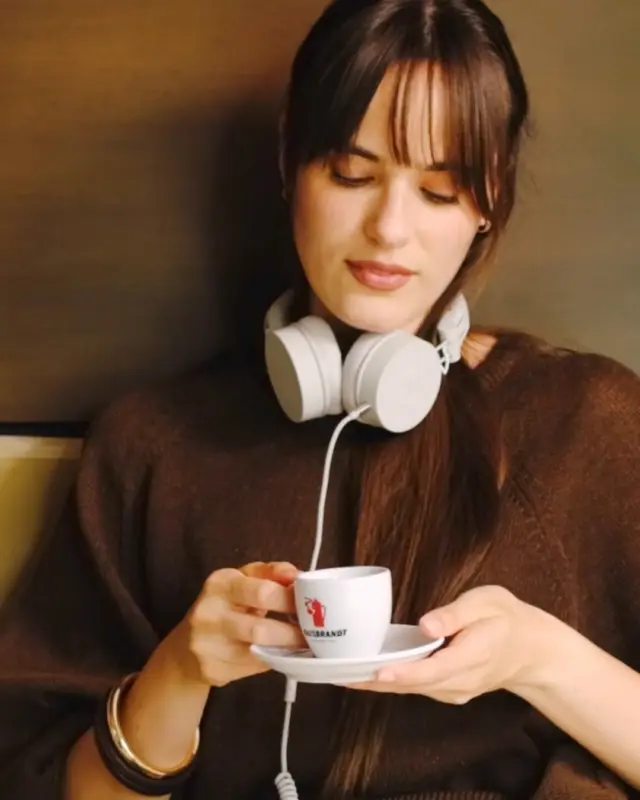 Il caffè è un viaggio che parte da vicino e arriva lontano. Un abbraccio di aromi, atmosfere e sensazioni che rendono speciale ogni giorno👏
Con Hausbrandt, ogni sorso è un incontro con l’eccellenza.

#FreshlyPacked #FlavorLock #Hausbrandt #ACoffeeTimeMoment