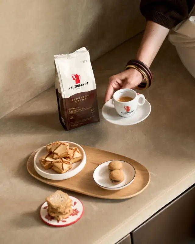 Un caffè che avvolge i sensi con carattere deciso e modi raffinati ✨
La sua cremosità elegante accompagna un aroma intenso di pane tostato, impreziosito da note di tabacco e frutta secca.

Miscela esclusiva di Arabica e Robusta, corposa e armoniosa, tostata e macinata con cura per esprimere al meglio la propria essenza nell’estrazione più autentica: l’espresso.

Un rituale quotidiano che diventa emozione pura — il tuo Coffee Bar Moment, ovunque tu sia.

#Hausbrandt #FreshlyPacked #FlavorLock #ACoffeeTimeMoment