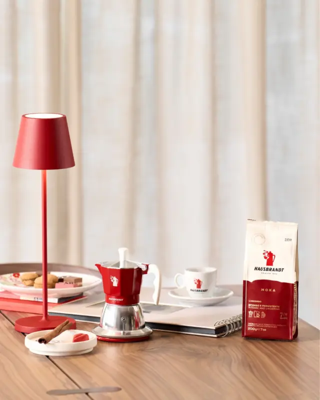 “Moka” è un caffè che conquista il cuore: intenso e persistente, con fragranze che ricordano i biscotti appena sfornati, mentre il retrogusto svela note di cioccolato e spezie. 
Una miscela dalle caratteristiche uniche, pensata per veri coffee lovers. ❤️ 
Perfetta per la preparazione con Moka, Filtro e French press. 
Un piacere che prende la forma che desideri!

#Moka #RareBlend #CoffeeLovers #Hausbrandt #ACoffeeTimeMoment