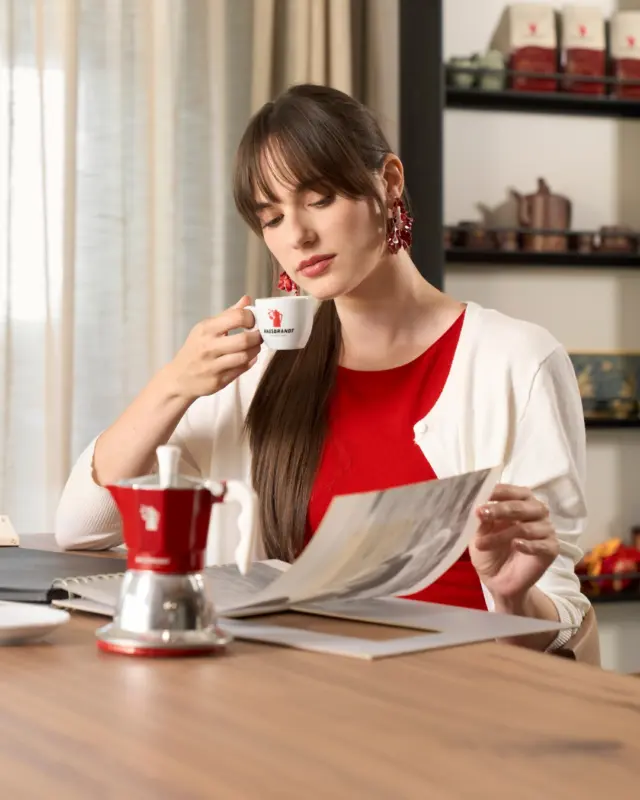 Un "Coffee-time Moment" che profuma di casa, di gesti familiari e di ricordi che restano nel tempo. ☕✨ 

Un viaggio tra emozione e tradizione, dove ogni sorso diventa una pausa di calore, intimità e piacere autentico: il tuo "Coffee-time Moment" firmato Hausbrandt.

#Hausbrandt #ACoffeeTimeMoment #MokaMoments #CulturaDelCaffè #CoffeeLovers