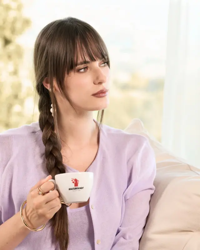 La luce si fa morbida e il profumo del caffè diventa conforto.
Hausbrandt Decaf è l’attimo sospeso tra sogno e realtà: un piacere lieve, avvolgente, che accompagna senza fretta.

Ogni sorso racconta la dolcezza della calma, la delicatezza di un gesto che sa di casa.
Perché anche senza caffeina, il gusto può essere un’emozione.

#Hausbrandt #DecafSoftPack #ACoffeeTimeMoment #DolceEDelicato #CulturaDelCaffè #CoffeeLovers