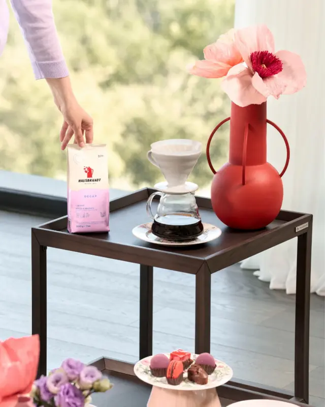 “Decaf” è tutta la dolcezza del caffè, senza compromessi 💪
Un decaffeinato dal corpo vellutato, che si distingue per l’aroma fruttato arricchito da delicate note di cioccolato.
Un tripudio di sapori unici, da vivere in ogni momento della giornata...Fino a sera inoltrata 😉
Ideale per la preparazione con moka, filtro e french press.

#Decaf #VelvetCoffee #CoffeeAnytime #Hausbrandt #ACoffeeTimeMoment