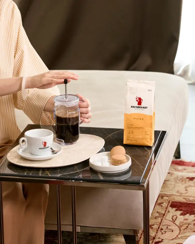 Con Filter, la dolcezza prende forma in tazza ☕️

Filter nasce per accompagnare quei momenti di calma, dove il caffè smette di essere solo una bevanda e diventa un piccolo viaggio sensoriale.
Una dolcezza sottile che si rivela poco a poco, profumi che accendono la curiosità e un sorso che invita a ritagliarsi un momento tutto per sé.

Un’attesa dolce e avvolgente.

#FilterCoffee #FrenchPress #SlowCoffee #Hausbrandt #ACoffeeTimeMoment