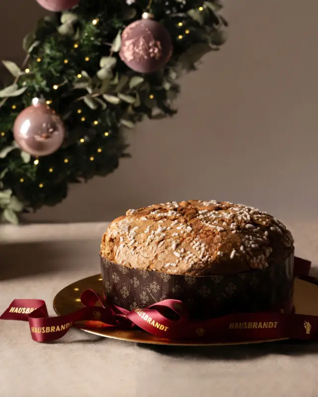 🎄 La magia del periodo delle feste si rinnova anche quest’anno, portando con sé un’atmosfera calda e avvolgente: profumi, luci e voci che riempiono la casa di gioia.

Hausbrandt accompagna questi momenti con proposte che uniscono tradizione e creatività: dai grandi classici alle esclusive novità, ogni creazione celebra l’autenticità e la cura che da sempre la contraddistinguono.

Raffinate e gustose, racchiudono lo spirito delle feste in confezioni dai colori caldi e luminosi, per rendere ancora più preziosi i momenti di celebrazione.

✨ Scopri tutte le nostre novità e vivi l’atmosfera di festa con Hausbrandt hausbrandt.it/natale 

#Hausbrandt #NataleConGusto #PanettoneHausbrandt #SpecialitàDelice #DolciDiNatale #TradizioneItaliana #ChristmasVibes #MadeInItaly