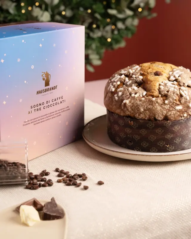 Hausbrandt inaugura il periodo delle feste con una creazione d’autore che celebra l’eccellenza della pasticceria italiana e la qualità del caffè 100% Arabica.

Il protagonista è Sogno di Caffè ai Tre Cioccolati, il dolce esclusivo realizzato per Hausbrandt dal Maestro @salderiso, Presidente @ampigram – Accademia Maestri Pasticceri Italiani. Una lievitazione naturale raffinata, arricchita dall’aroma avvolgente del caffè Hausbrandt 100% Arabica Gourmet Columbus e dalle tre diverse intensità del cioccolato: bianco, al latte e fondente.

Una proposta elegante e ricercata, pensata per accompagnare i momenti più preziosi delle feste con gusto, cura e artigianalità autentica. ✨☕️

#Hausbrandt #NataleConGusto #SognoDiCaffè #SalDeRiso #Panettone #DolceDiNatale #CaffèHausbrandt #ChristmasVibes #MadeInItaly