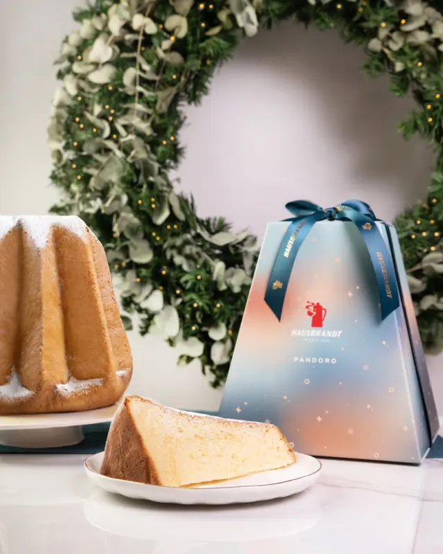 Il Pandoro Hausbrandt è un classico senza tempo che racchiude la magia delle feste in un impasto soffice e profumato, realizzato con ingredienti selezionati con cura.

Ogni fetta si scioglie in bocca, regalando la gioia autentica dei momenti condivisi, tra luci scintillanti e calore familiare.
Un dolce capolavoro dal packaging elegante, pensato per portare in tavola la vera essenza del Natale. 🎄✨

#Hausbrandt #NataleConGusto #PandoroHausbrandt #DolceDiNatale #TradizioneItaliana #ChristmasVibes #MadeInIta