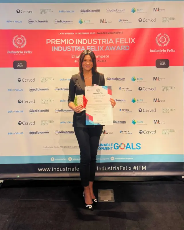 Hausbrandt riceve l’Alta Onorificenza di Bilancio del Premio Industria Felix – L’Italia che compete.

Un riconoscimento che inserisce Hausbrandt tra le top imprese italiane del settore agroalimentare per performance gestionale e affidabilità finanziaria, sulla base dell’analisi condotta da Cerved.

Un risultato che riflette l’impegno condiviso del Gruppo, guidato dalla volontà di crescere con integrità, investendo in innovazione, sostenibilità e cultura d’impresa, senza mai perdere di vista il rispetto per la propria storia.

«È un onore ricevere questo premio» – commenta Arianna Zanetti, Presidente e CEO di Hausbrandt – «ma il vero merito va a tutte le persone che ogni giorno contribuiscono, con passione, dedizione e professionalità, a rendere solida e autentica l’identità di Hausbrandt».

Un riconoscimento che rafforza il percorso intrapreso e motiva a guardare con fiducia verso nuove sfide future.

#Hausbrandt #premio #industriafelix2026 #italiachecompete #risultato  #