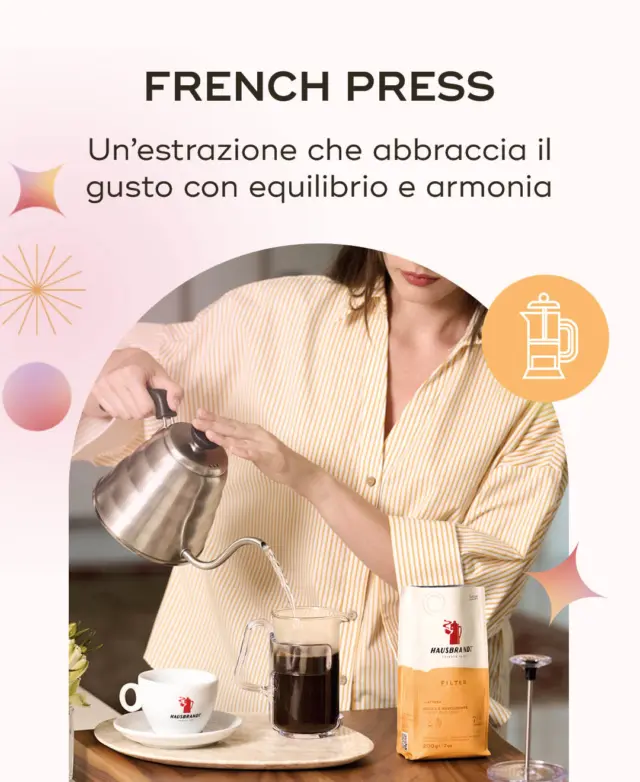 French Press: l'arte che esalta la magia della stagione delle feste!

C’è un’atmosfera speciale nei momenti che scandiscono questo periodo dell’anno: luci soffuse, piccoli riti che scaldano il cuore.
La French Press si inserisce perfettamente in questo spirito, trasformando il caffè in un’esperienza fatta di calma, cura e aromi che avvolgono.

L’estrazione valorizza la purezza della miscela Soft Pack Filter, sprigionando profumi di biscotto, miele e nocciola, con leggere sfumature fruttate. Un gusto equilibrato e morbido, che accarezza il palato e ne rivela tutta la delicatezza.

Dal tocco vellutato della miscela al tempo d’infusione, ogni fase diventa un momento da dedicare a sé e a chi si ama, un invito a condividere il piacere autentico di un caffè preparato con amore. ✨

#Hausbrandt #CoffeeTimeMoment #FrenchPress #FilterSoftPack #CoffeeLovers #CaffèHausbrandt #ArtOfBrewing #SeasonalVibes