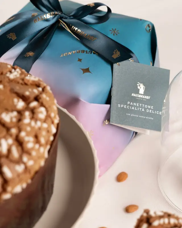 Pensato per chi ama le sfumature più eleganti del gusto, il Panettone Specialità Delice conquista con la sua delicatezza aromatica e il suo equilibrio sorprendente.

L’impasto, soffice e profumato, sprigiona note agrumate grazie alla pasta d’arancia preparata con scorze candite, regalando un aroma naturale e invitante. La magia continua al primo assaggio: la dolce morbidezza interna si fonde con la glassa croccante alla nocciola, arricchita da mandorle e zuccherini, creando un perfetto gioco di consistenze.

Avvolto in un incarto prezioso, dai toni caldi del cielo d’inverno, il Panettone Specialità Delice è un dono che celebra l’armonia delle feste con gusto, eleganza e un tocco di poesia.

🎄 Lo trovi ancora disponibile nei nostri punti vendita di Nervesa della Battaglia (TV) e Susegana (TV), perfetto da condividere durante le feste.

#Hausbrandt #PanettoneDelice #DolciDelleFeste #LievitazioneNaturale #TradizioneItaliana #NataleConGusto