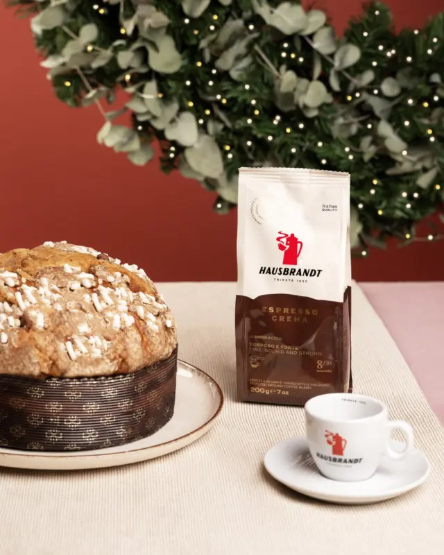 C’è un incontro che valorizza l’atmosfera delle feste: quello tra l’intensità dell’Espresso Crema e la dolcezza di un classico panettone natalizio.

Le note tostate e avvolgenti della miscela ne esaltano il profilo aromatico, creando un connubio armonioso tra forza e morbidezza. Un abbinamento ideale per chi ama sapori decisi, capaci di accompagnare con eleganza ogni momento speciale.

#Hausbrandt #EspressoCrema #DolciDelleFeste #AbbinamentiDiGusto #NataleHausbrandt #CoffeeLovers #TradizioneItaliana
