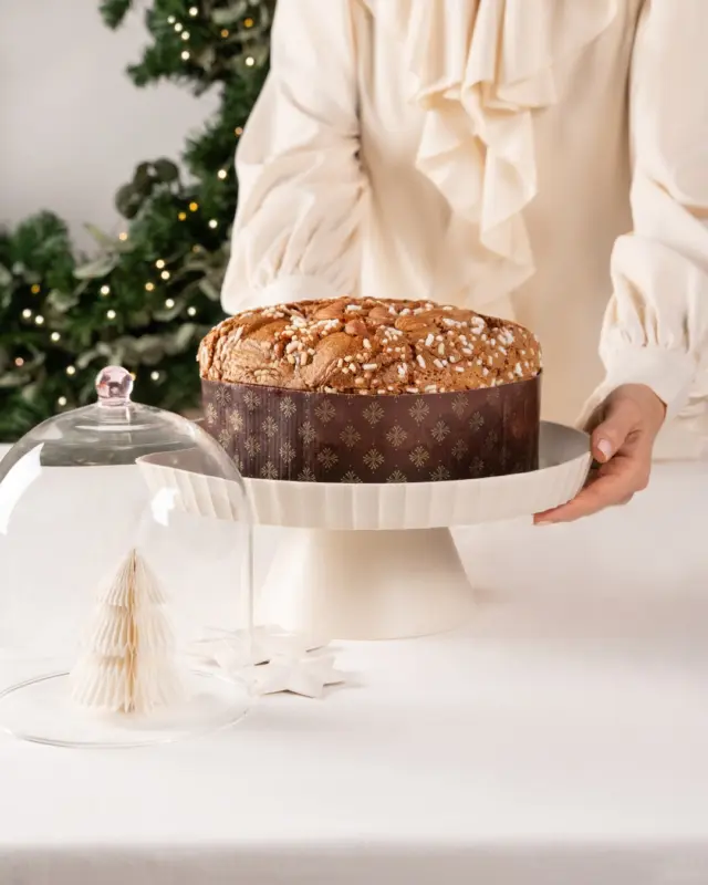 Ci sono gesti che rendono le feste davvero speciali: un dolce da tagliare insieme, una tavola che si riempie di sorrisi, un momento che profuma di casa.

I panettoni Hausbrandt, con il loro inconfondibile profumo di festa, trasformano ogni attimo condiviso in un ricordo da custodire — autentico, prezioso, unico. 🎄

Tra tradizione e raffinatezza, ogni creazione porta con sé il piacere dello stare insieme, rendendo ancora più preziosi i momenti condivisi con chi ami.

✨ Scopri la gamma completa nei nostri punti vendita e lasciati ispirare dalla dolcezza delle feste.

#Hausbrandt #NataleConGusto #CondivisioneDiMomenti #PanettoneHausbrandt #DolciDiNatale #TradizioneItaliana #MadeInItaly
