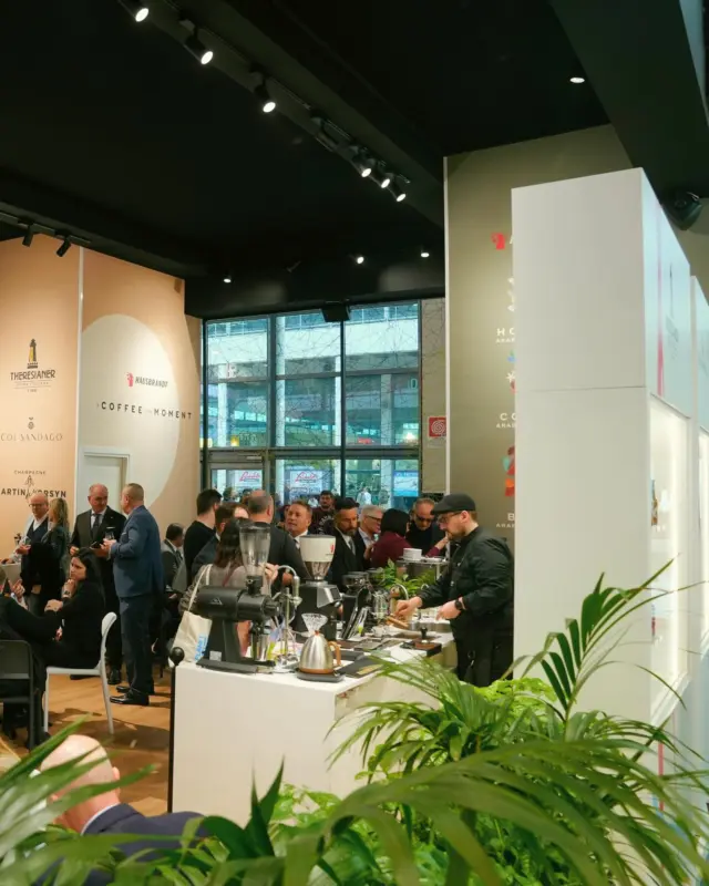 Una fiera fatta di volti, strette di mano e caffè condivisi.

In occasione di SIGEP 2026, abbiamo raccontato il nostro universo: il profumo inconfondibile delle miscele Hausbrandt, le novità di prodotto e una serie di appuntamenti che hanno intrecciato gusto, alta pasticceria e mixology in un dialogo d’eccellenza.

Il nostro stand è diventato un luogo di incontro e confronto, con al centro il caffè Hausbrandt: degustazioni, nuovi progetti dedicati all’Ho.Re.Ca e un calendario di appuntamenti che ha esplorato il dialogo tra caffè, alta pasticceria e mixology.
Un percorso arricchito dall’intervento di Ugo Ottolenghi, Trainer di Academia HTS, dalla masterclass di @salderiso, Maestro Pasticcere, presentata da @icardicarla, Direttore Food MNComm e dall’intervento di @brunovanzan_official, Mixologist. A chiudere, l’appuntamento con @pasticceria_max_treviso1, Maestro Pasticcere, introdotto da Ugo Ottolenghi, che ha posto l’accento sul valore della formazione e della condivisione di competenze.

Tra degustazioni, conversazioni e tazzine condivise, ogni visita si è trasformata in un’esperienza da ricordare.

Grazie a chi ha scelto di esserci: professionisti, Ambassador e appassionati che hanno reso questa edizione davvero speciale.

Il bello è che siamo solo all’inizio.
Il 2026 ha ancora molto da raccontare.
E noi non vediamo l’ora di condividerlo, tazzina dopo tazzina. ☕️

#Hausbrandt #SIGEP2026 #GruppoHausbrandt #CoffeeLovers #GustoCondiviso #Theresianer #ColSandago #MartindesOrsyn #PassioneCaffè