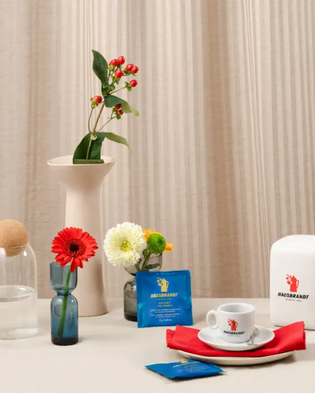 Da oggi, due nuove espressioni di gusto arrivano in cialda, per vivere il caffè con semplicità senza rinunciare alla qualità.

VELVET è avvolgente e raffinato. Nocciole, miele e cioccolato si intrecciano in un profilo morbido e armonioso, pensato per chi cerca dolcezza e delicatezza in ogni pausa.

ESPRESSO SUD conquista con la sua anima autentica. Cereale tostato, spezie e frutta secca danno vita a un gusto deciso e strutturato, sostenuto da un corpo intenso e un’acidità contenuta.

Due nuove cialde, due nuove personalità, un’unica esperienza di piacere quotidiano. ☕✨

#Hausbrandt #Cialde #CoffeeRitual #CulturaDelCaffè #ItalianCoffee #Velvet #Espresso