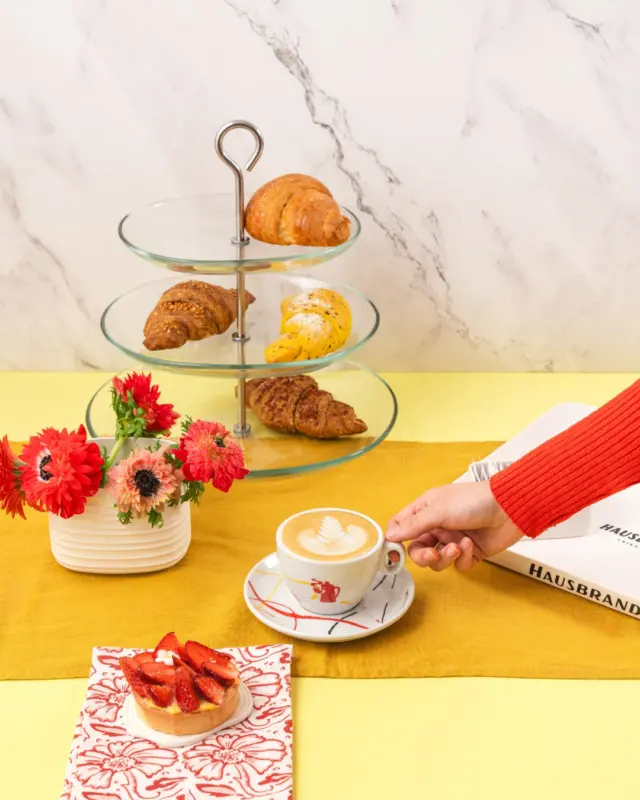 Ci sono mattine che iniziano in silenzio,
quando il profumo del caffè nell’aria accende i sensi
e accompagna il risveglio con dolcezza.

Un istante sospeso,
dove il gusto comincia ancora prima di arrivare in tazza. ☕

#Hausbrandt #AromaDiCasa #RisvegliLenti #CoffeeMood #CulturaDelCaffè #RisveglioProfumato