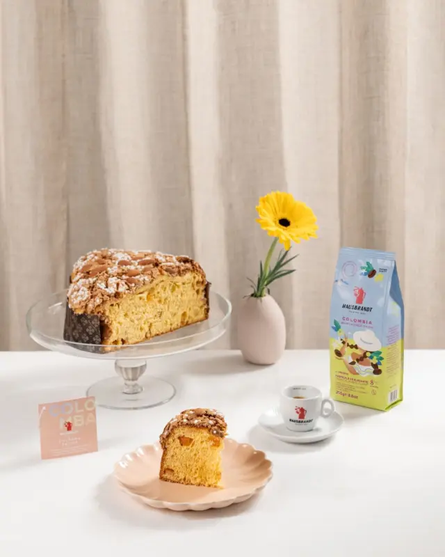 Il gusto trova la sua armonia. 
La Colomba Delice, con note di vaniglia del Madagascar e scorzette d’arancia candita,
incontra il caffè Arabica Colombia in un equilibrio naturale.

La dolcezza agrumata dell’impasto valorizza le sfumature fruttate nella tazza,
mentre la glassa di mandorle e nocciole richiama una rotondità elegante, biscottata.

Nel finale l’acidità succosa del caffè alleggerisce e rinnova il palato,
rendendo ogni assaggio più nitido e armonico.

#Hausbrandt #CaffèHausbrandt #ColombiaCoffee #CoffeePairing #PasquaInTazza DolciDAutore