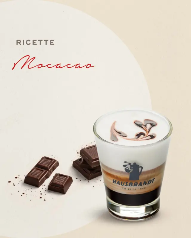 Un incontro che scalda e avvolge.

Il caffè si unisce al cioccolato fondente in un equilibrio morbido e profondo,
dove ogni nota trova il suo spazio senza sovrastare.

Il Mocacao è una pausa che si costruisce lentamente,
tra intensità e rotondità.

Scorri la ricetta e preparalo.

#Hausbrandt #CaffèHausbrandt #CoffeeRecipe #Cioccolato #CoffeeLovers #MomentiDiGusto