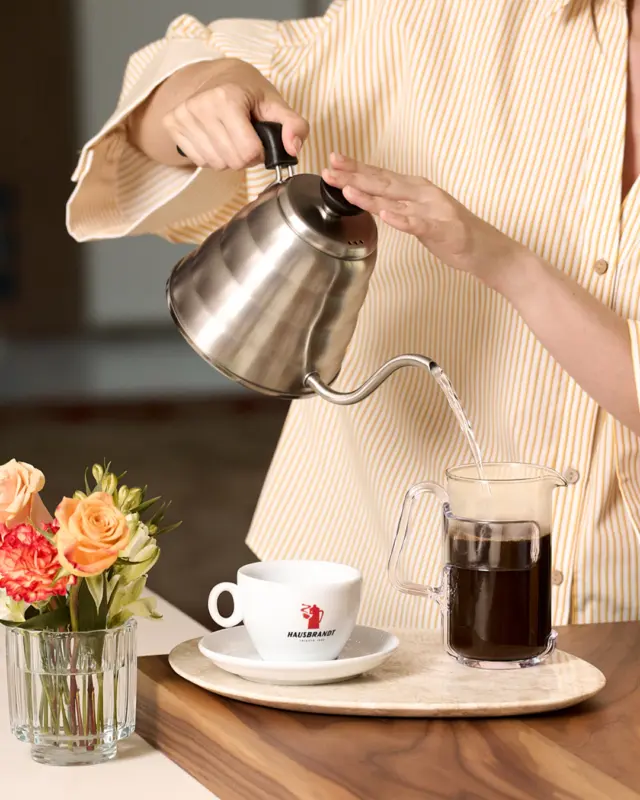 Ci sono momenti in cui non serve niente di più…
l’aroma del caffè riempie la stanza
ed è lì che tutto rallenta,
e quello spazio, improvvisamente,
diventa solo tuo ✨

#Hausbrandt #CaffèHausbrandt #CoffeeRitual #Momenti #CoffeeLovers #SlowMoments